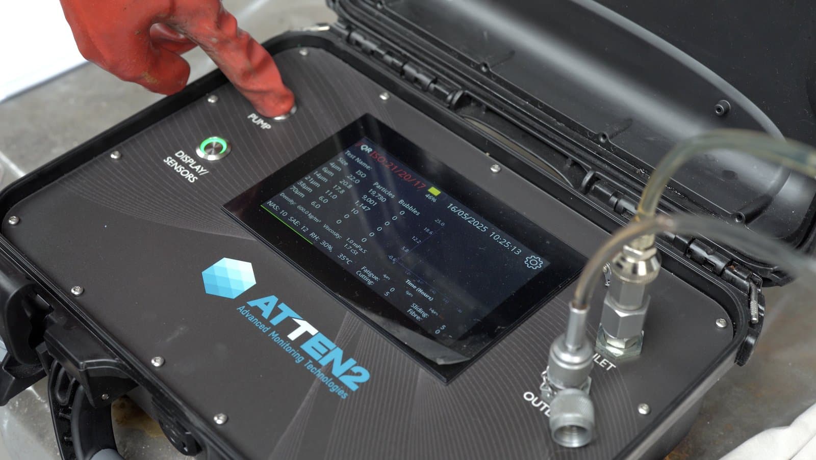 ATTEN2 portable fluid monitor showing live ISO 21/20/17 cleanliness reading during a field measurement