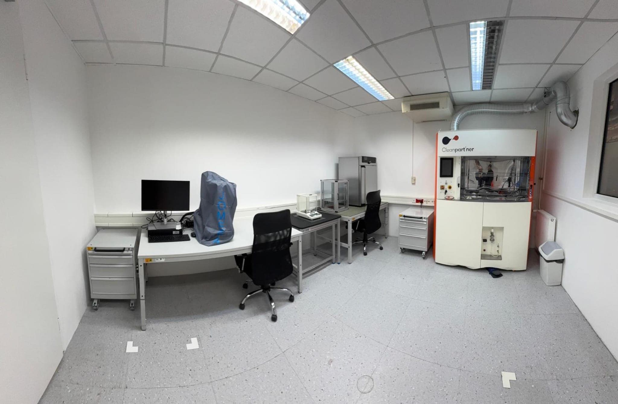 Klarwin-equipped cleanness lab — Cleanpartner DSS particle extraction system, analytical balances and fume hood