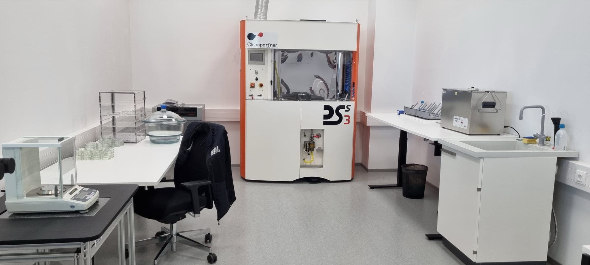 Klarwin-equipped cleanness lab — close-up of Cleanpartner DSS³ particle extraction station and ultrasonic cleaning bath