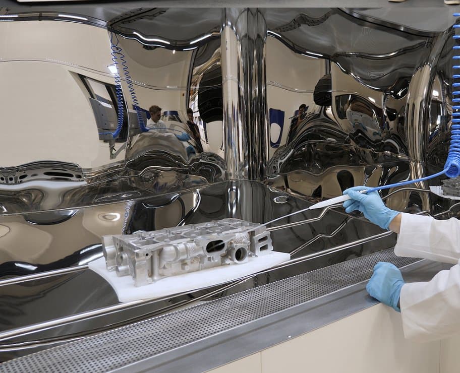 Cleanpartner DSS particle extraction chamber preparing an automotive component for cleanliness analysis