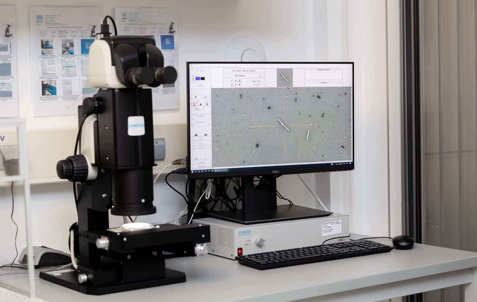 JOMESA microscope and Dell workstation running ISO 16232 / VDA 19.1 particle analysis software in the Klarwin lab