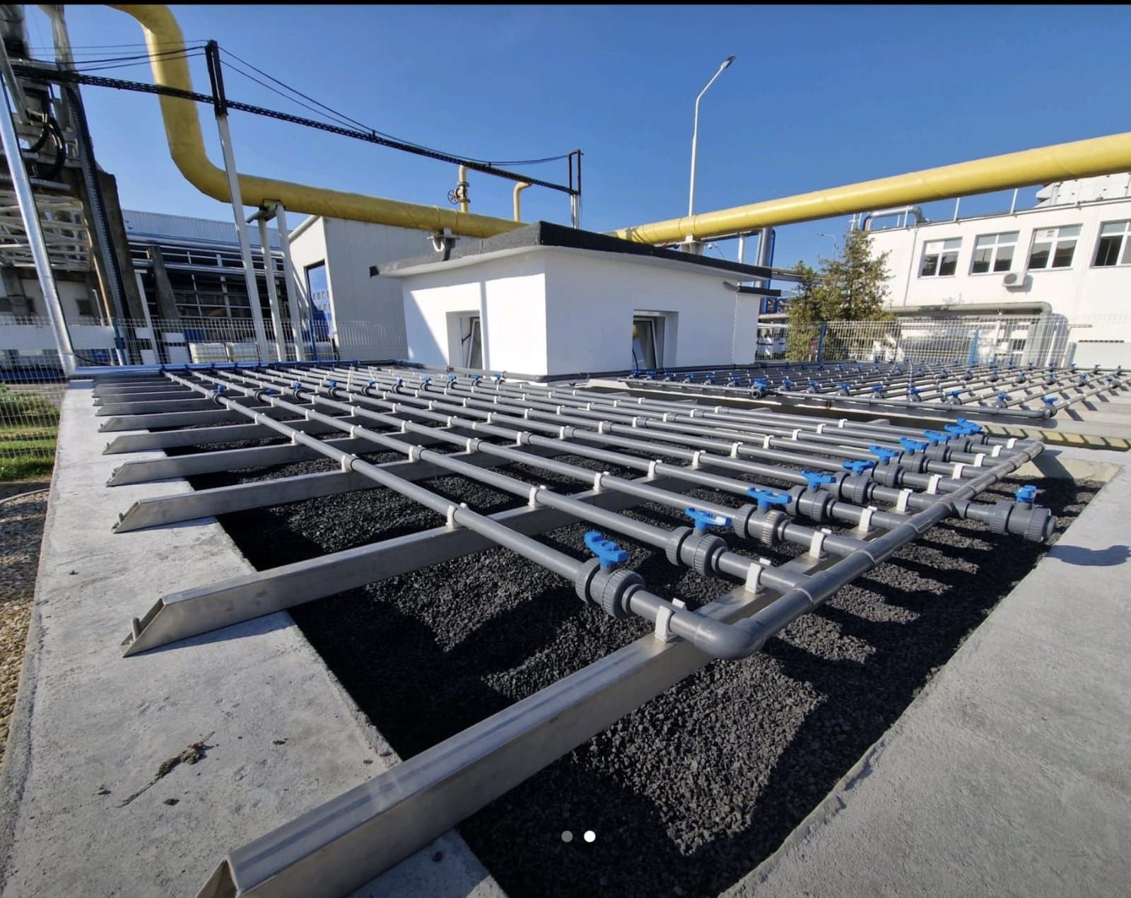 Stație Klarwin de tratare biologică — colector de aerare la suprafața paturilor de filtrare