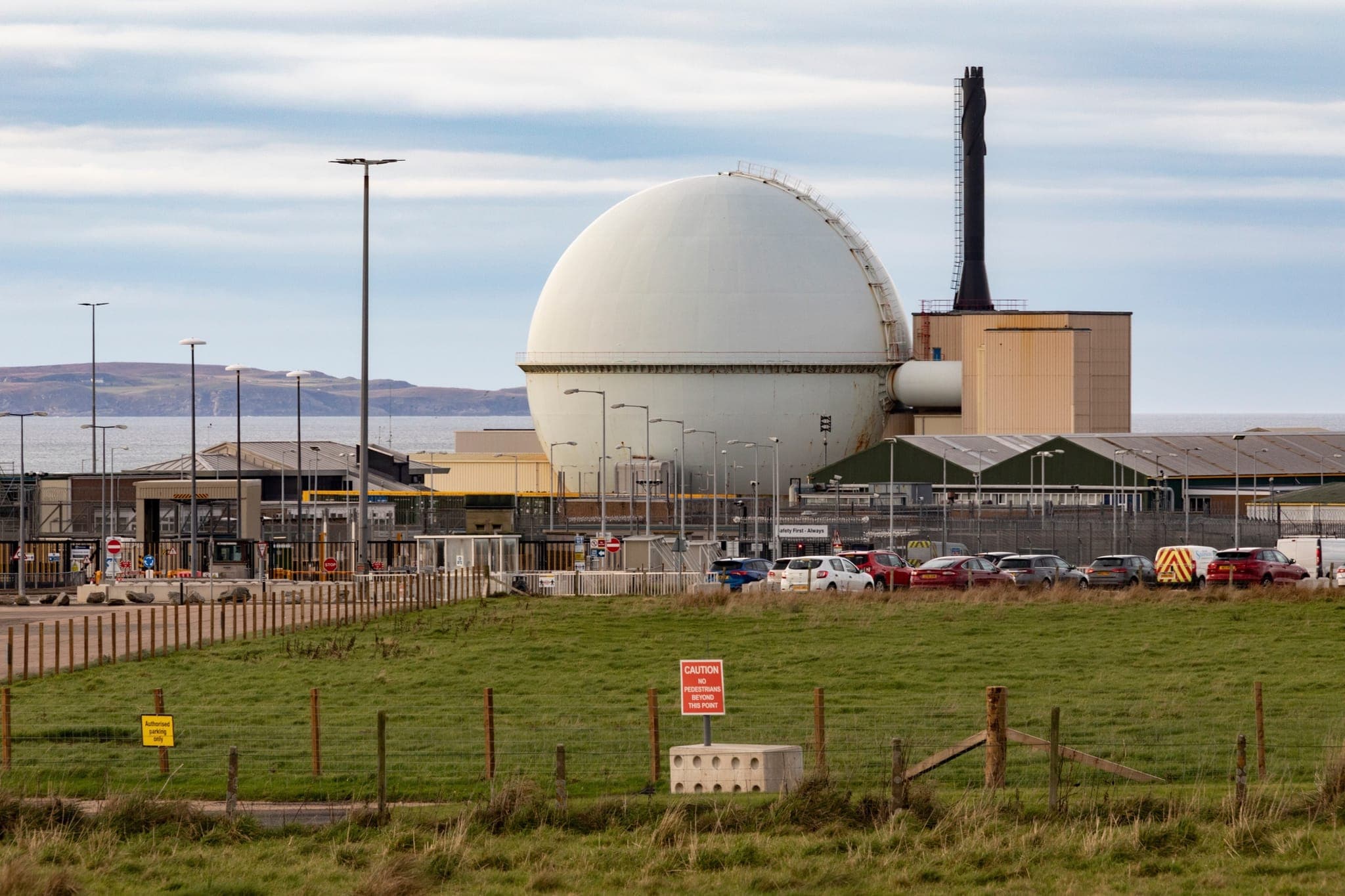 Nuclear power plant — filtration for primary and secondary circuits