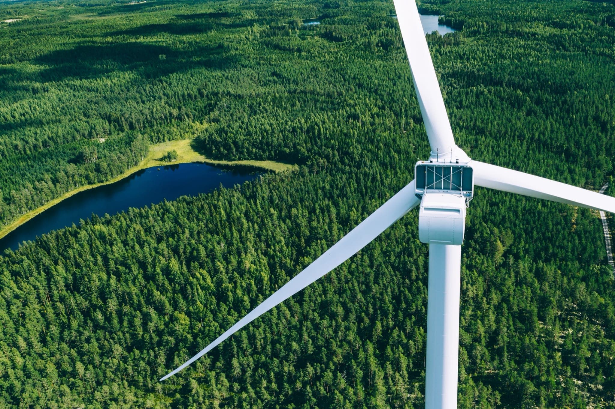 Wind turbines — gearbox oil filtration and monitoring systems
