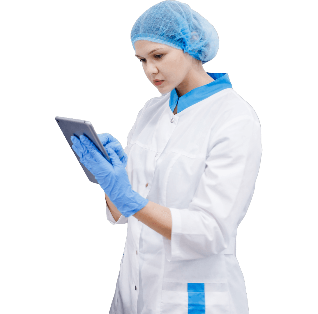 Inginer Klarwin food and beverage verificând datele pe tabletă