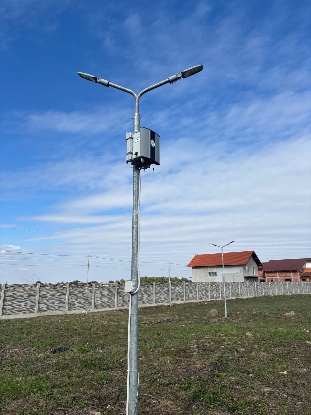 Stație Polludrone montată pe un stâlp de iluminat într-o zonă periurbană din județul Timiș