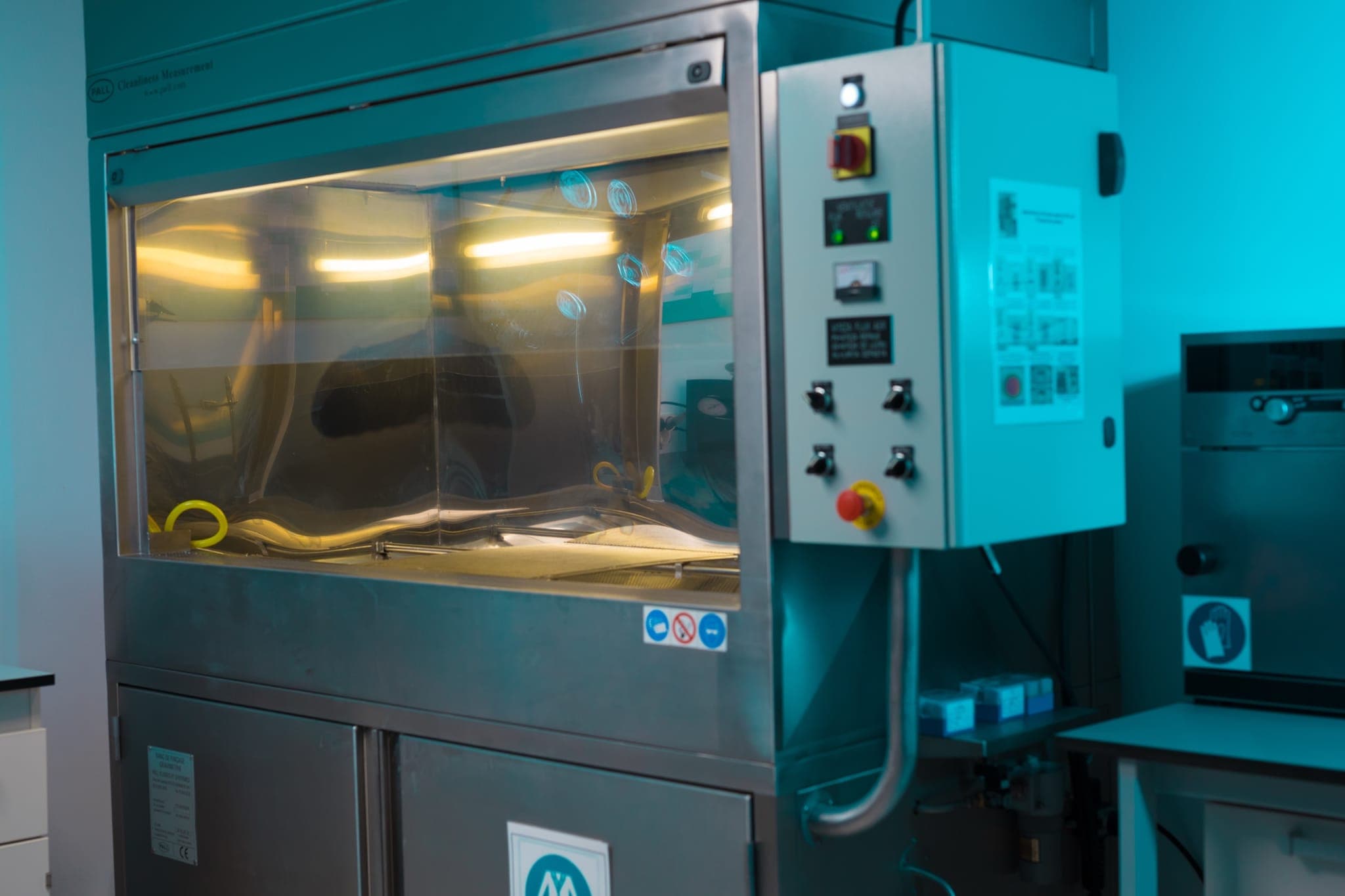 Laboratory equipment — cleanliness analysis cabinet for turn-key laboratory development