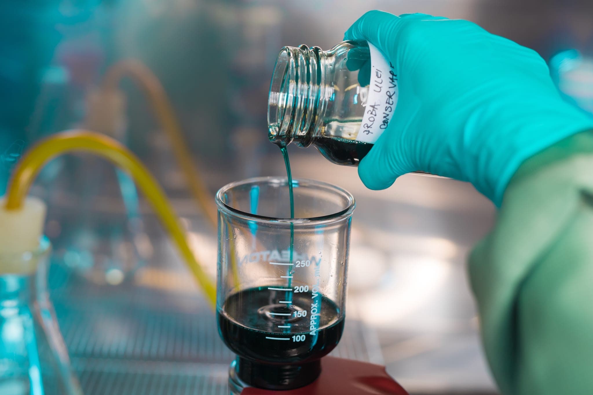 Fluid particle contamination analysis — microscopic images and cleanliness codes