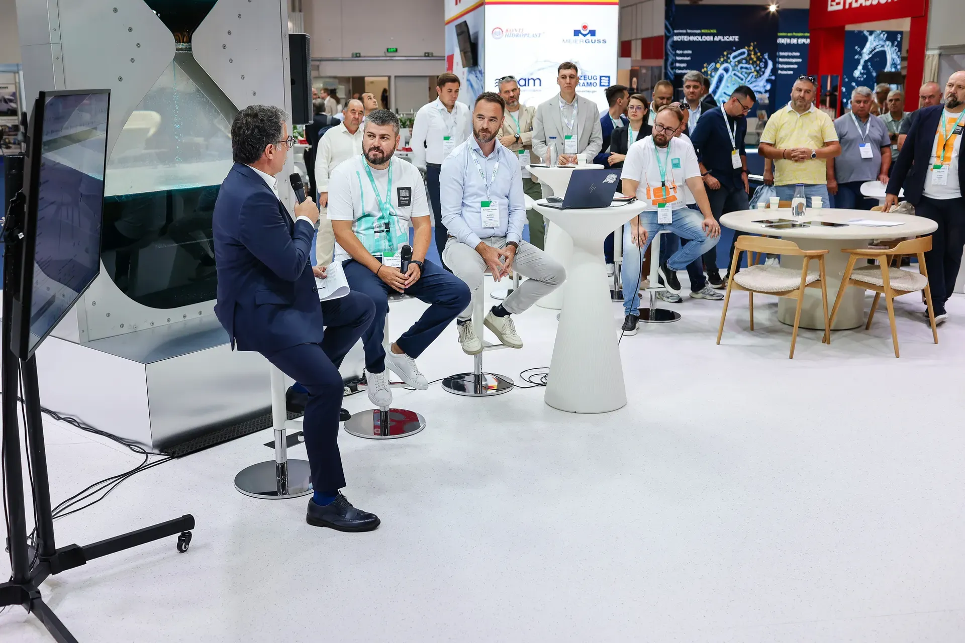 The G-DEPLOY launch presentation at the Klarwin booth