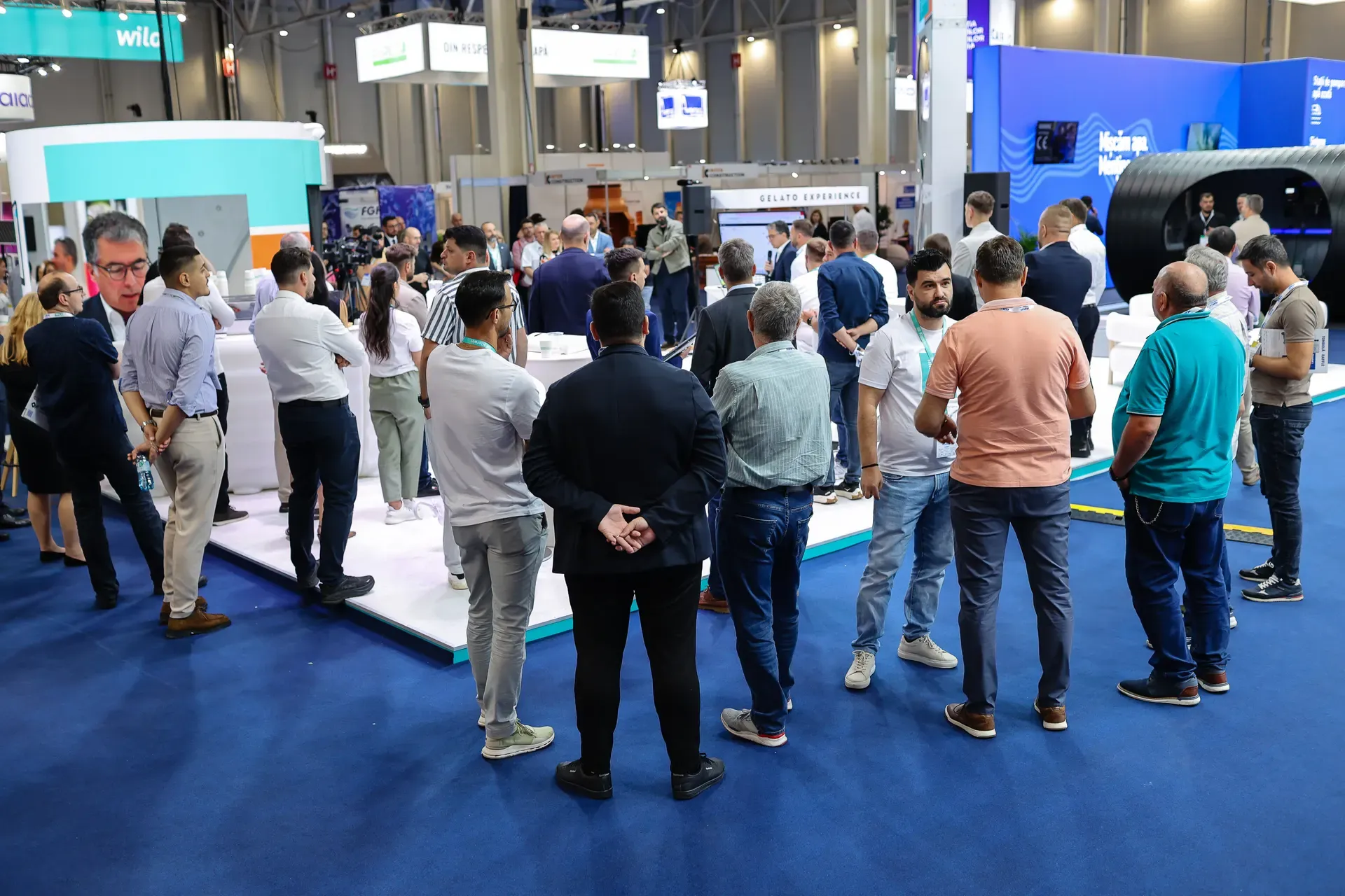 Visitors at the Klarwin booth at ExpoApa 2026