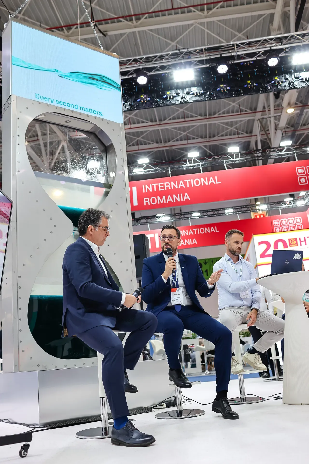 The launch panel with the Klarwin stand backdrop