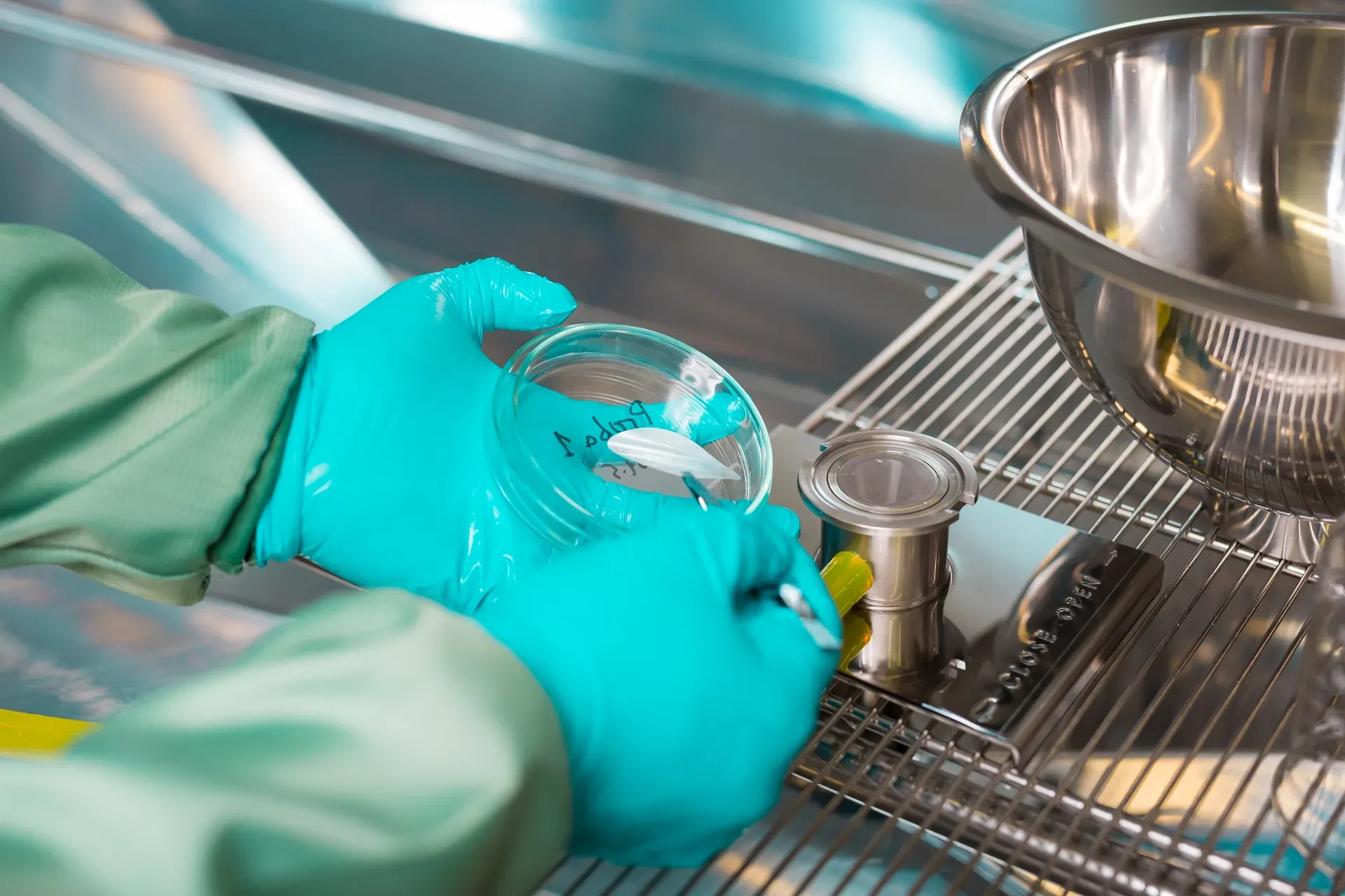 Analiză gravimetrică în laboratorul Klarwin: membrana de filtrare este manipulată într-o placă Petri, lângă portfiltrul de inox