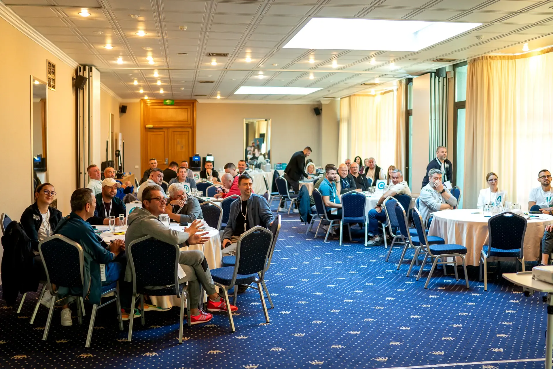 The five round tables of the workshop, with specialists from all eight operators