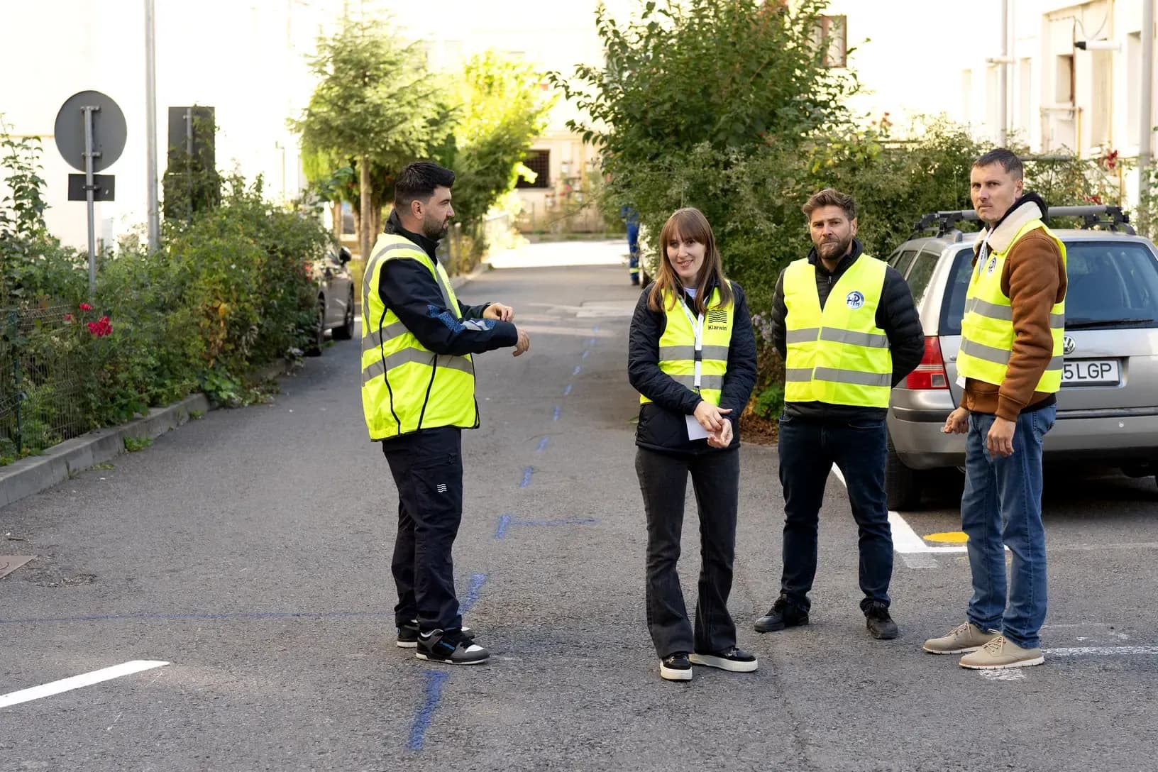 A short briefing on the street before the teams split up